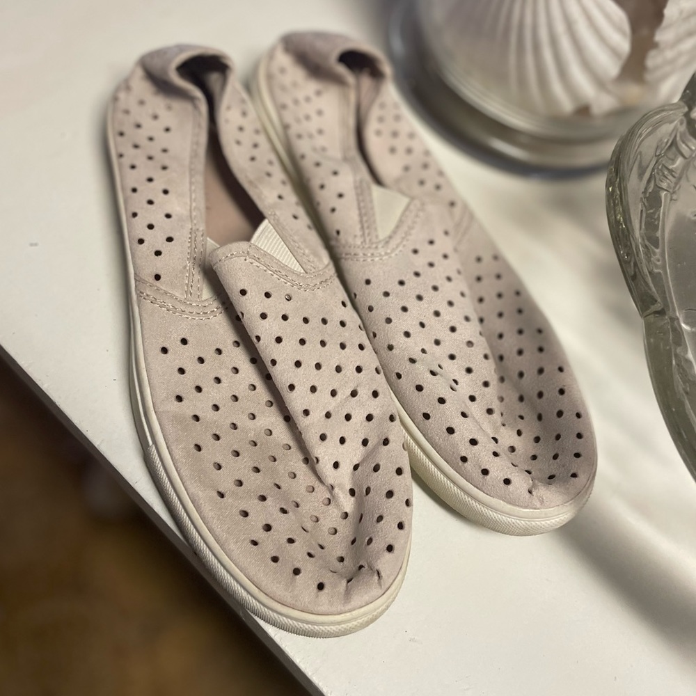 Tan madden girl flag slip on tennis shoes.